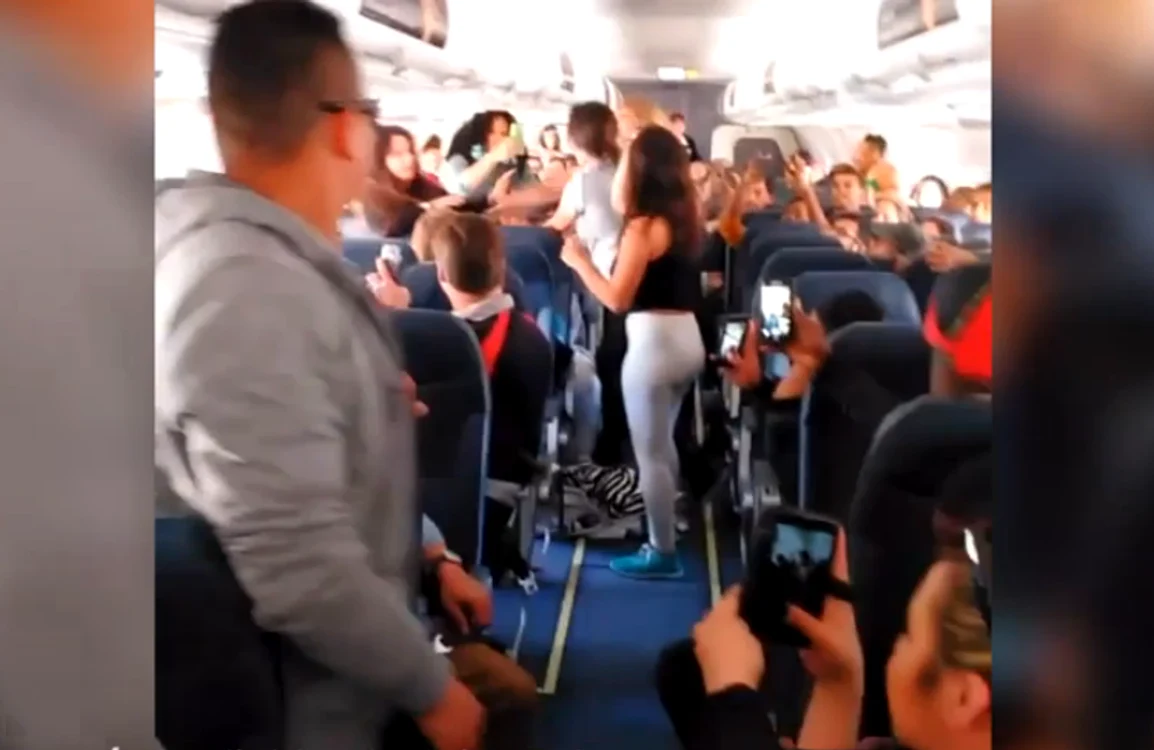 
    Bătaia s-a declanșat chiar în avionul plin cu pasageriFoto Mirror.co.uk  