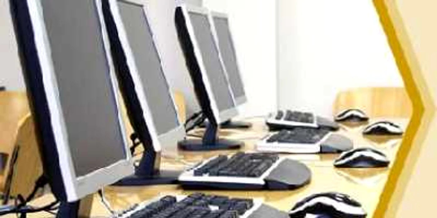 Bacău: 1200 de elevi și studenți vor primi bani pentru calculatoare