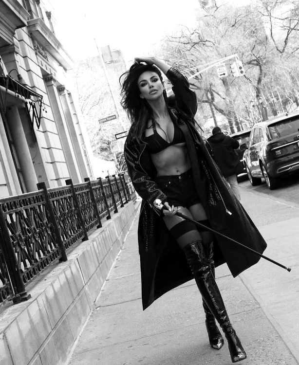 Mădălina Ghenea, apariție spectaculoasă în lenjerie intimă pe străzile din New York. FOTO: Instagram