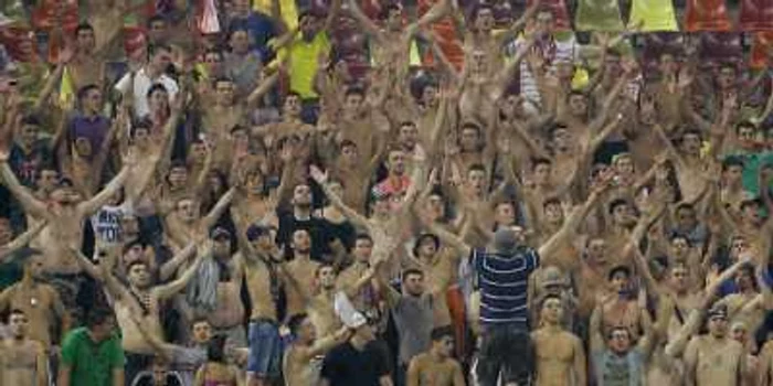 Scandările galeriei steliste împotriva rivalilor de la Rapid au fost traduse în engleză la UEFA