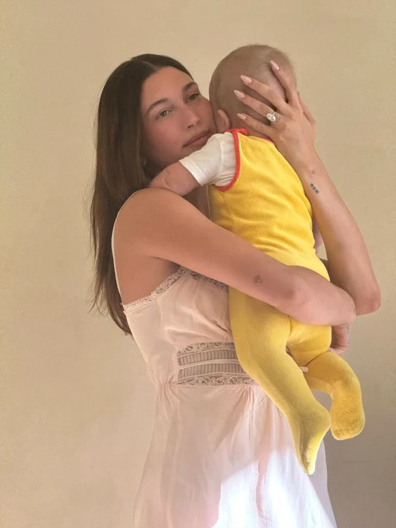 Hailey Bieber, alături de fiul ei, Jack (Foto: Instagram)