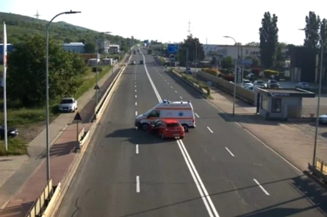 Ambulanța a întors pe linie continuă FOTO captură video cameră supraveghere