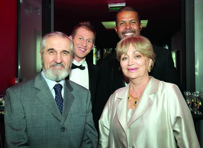 
    Gabi, soţia lui Gheorghe Dinică, nu s-a dezlipit de lângă marele actor  