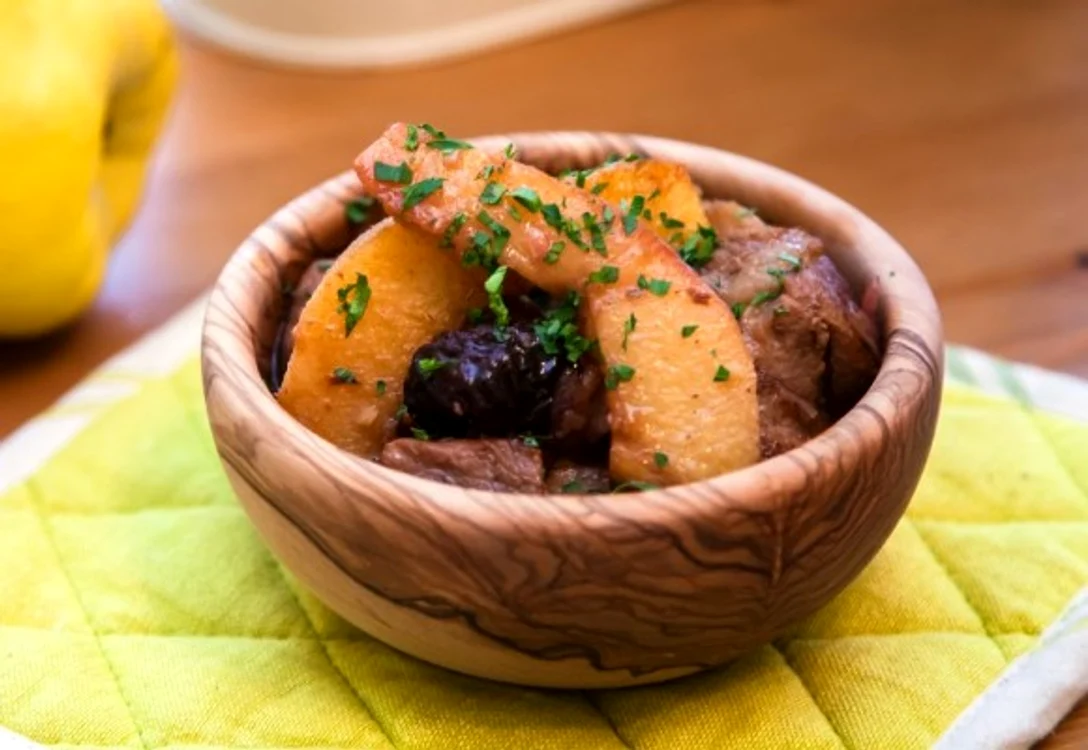 Combinatia de gutui si carne de pasare este delicioasa si merita sa o incerci.clickpoftabuna.ro