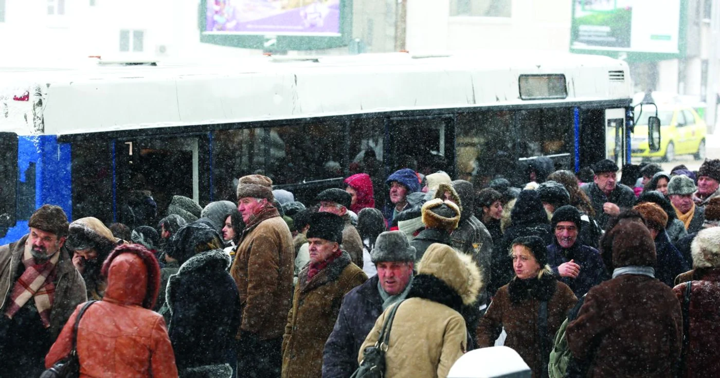 Ieşenii se plâng că stau mult timp în staţii şi că autobuzele sunt pline