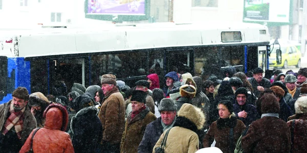 Ieşenii se plâng că stau mult timp în staţii şi că autobuzele sunt pline