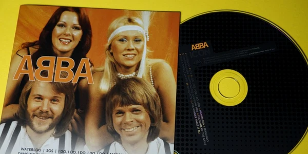 Disc vinyl placa formatia ABBA FOTO Shutterstock