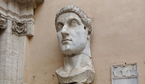 Fragment dintr-o statuie colosală a lui Constanin cel Mare, expus în Muzeele Capitoline din Roma