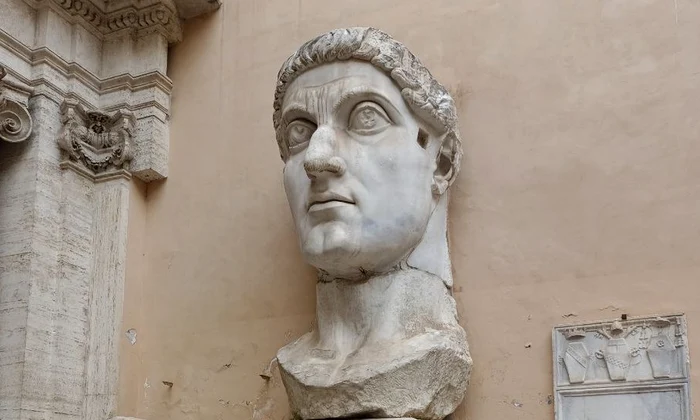 Fragment dintr-o statuie colosală a lui Constanin cel Mare, expus în Muzeele Capitoline din Roma