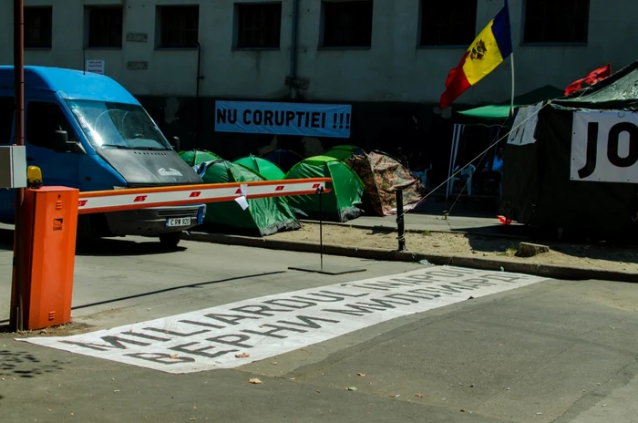 Protestatarii au isntalat corturi pe strada Bulgară FOTO Alexandru Tarlev