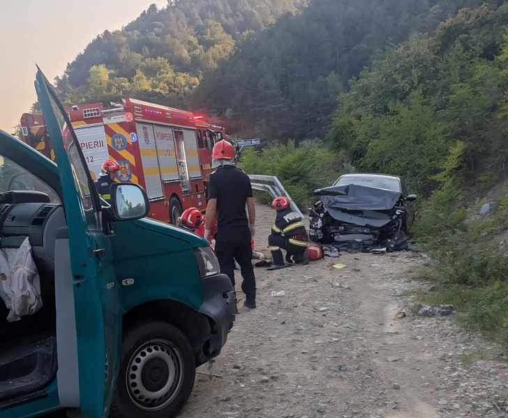 Doi oameni au murit și alți doi sunt răniți, după ce un autoturism s-a ciocnit cu o autospecială a Poliției de Frontieră, în Mehedinți