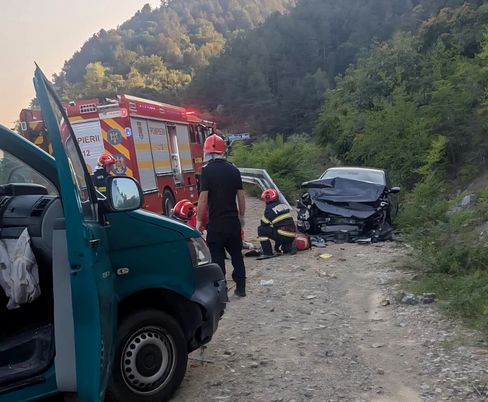 Autoturismul a izbit autospeciala Poliției de Frontieră. FOTO Facebook Loga N Yonuț
