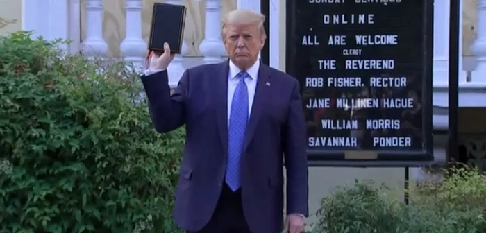 Preşedintele Donald Trump a ieşit în faţa Bisericii Episcopale Sf. Ioan aflată peste drum de Casa Albă, cu o Biblie în timpul protestelor antirasiale ce au început în urmă cu câteva luni.