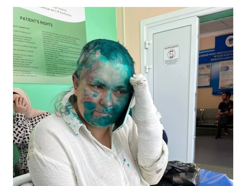 O jurnalistă de investigație din Rusia a fost bătută, rasă în cap și stropită cu vopsea în Cecenia: „V-am avertizat!”