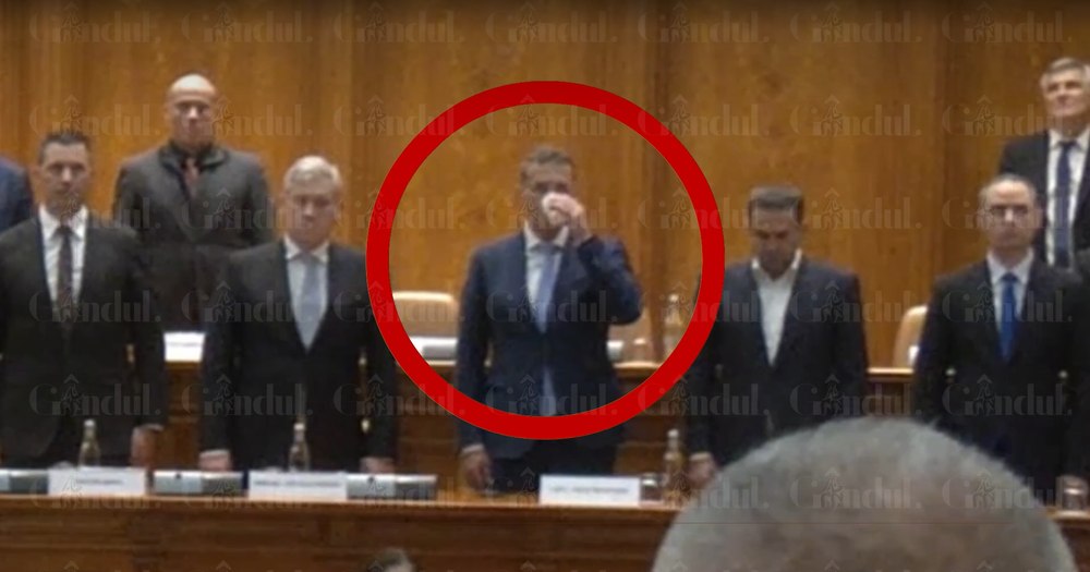 Ministrul Apărării Ionuț Moșteanu, surprins sorbind cafea în Parlament, în timpul intonării imnului național
