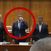 Ministrul Apararii Ionut Mosteanu bea cafea in timpul intonarii imnului FOTO captură video Gandul