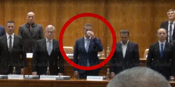 Ministrul Apararii Ionut Mosteanu bea cafea in timpul intonarii imnului FOTO captură video Gandul