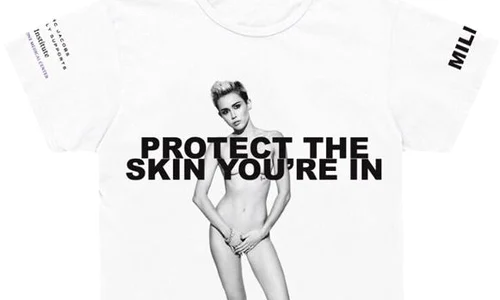 Miley Cyrus, nud pe un tricou al campaniei iniţiate de Marc Jacobs Internaţional (Twitter) jpeg