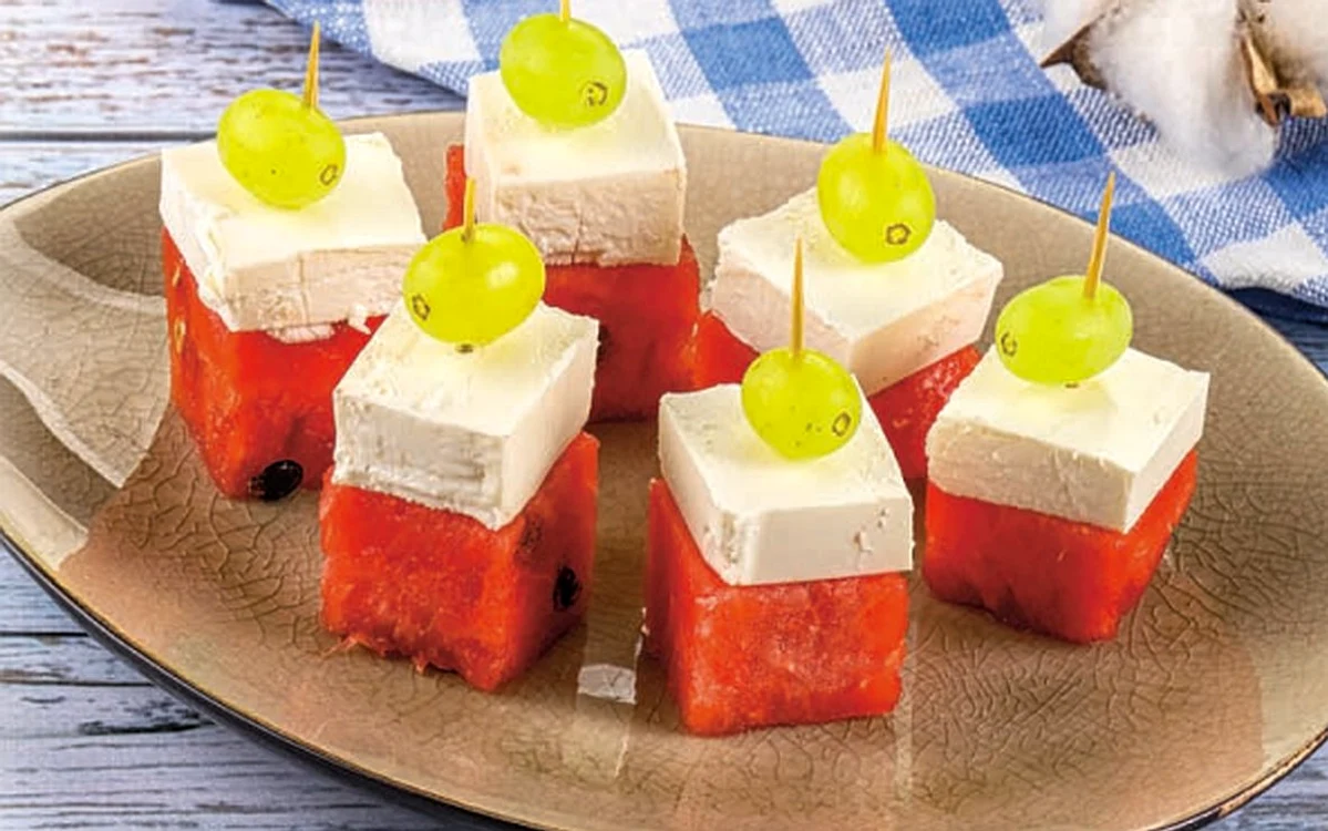 pepene rosu cu feta si struguri jpg