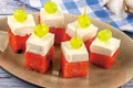 pepene rosu cu feta si struguri jpg