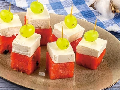 pepene rosu cu feta si struguri jpg