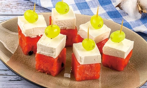pepene rosu cu feta si struguri jpg