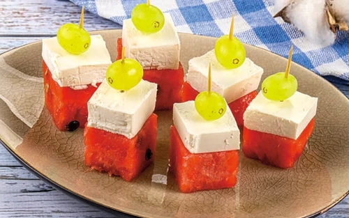 pepene rosu cu feta si struguri jpg