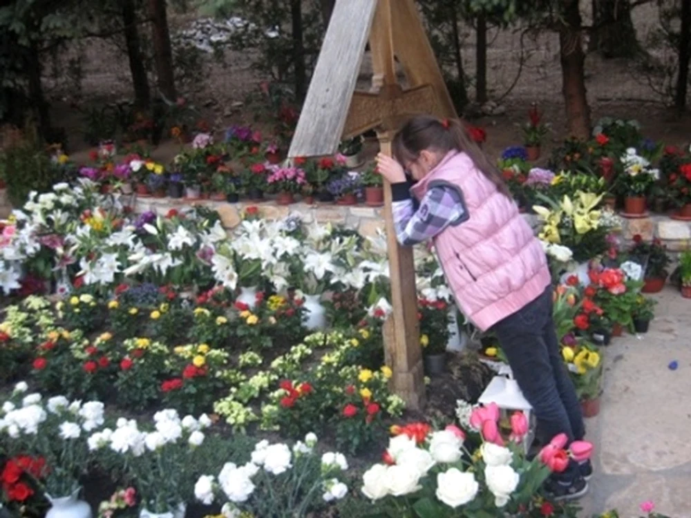 La mormântul Părintelui Arsenie Boca vin anual zeci de mii de credincioşiFoto: Napoca News