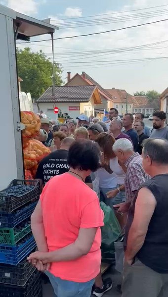 Cum au eliminat cisnădienii samsarii din piață: 8 tone de legume vândute în doar 4 ore. Oamenii stau la coadă: „E incredibil!” FOTO