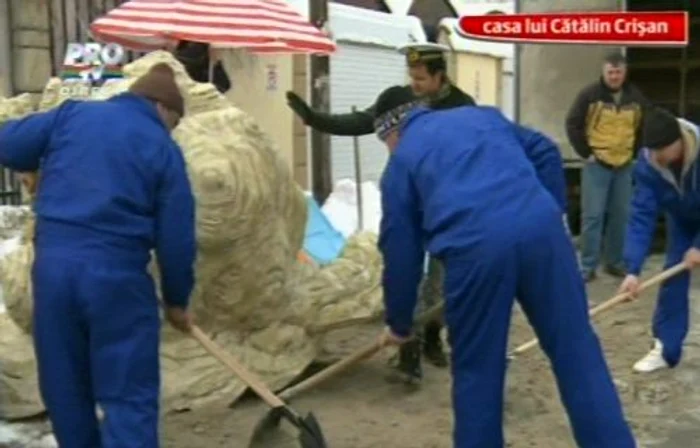 Măruţă a amenajat o plajă în faţa casei lui Cătălin Crişan (Foto: captură video ProTV)