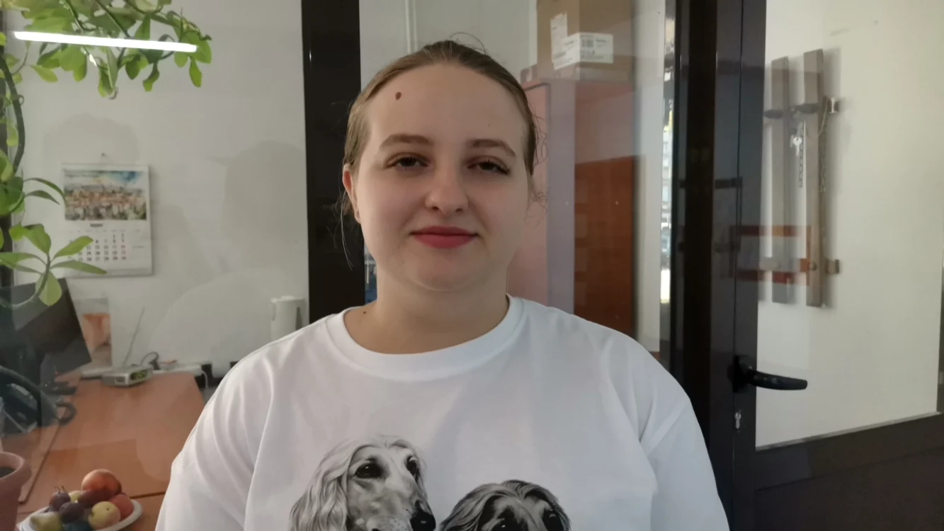 tanara_tricou_alb_cu_catei_si_parul_strans_in_coada_foto_alina_mitran