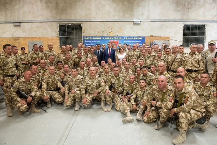 
    Președintele a ciocnit ouă roșii cu soldațiiFoto: Facebook   