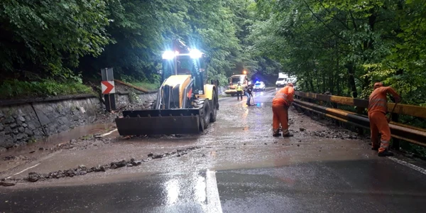 Circulatie blocata pe dn1a din cauza unei viituri