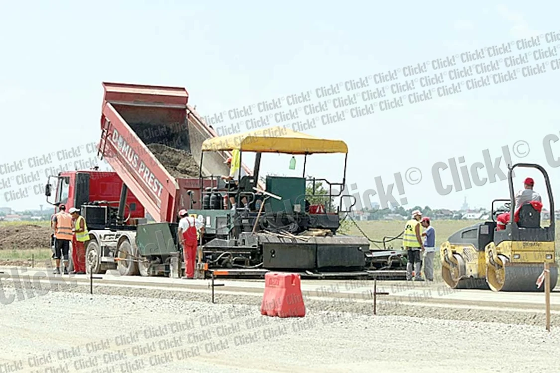 De la Centură şi până la strada Popasului s-a turnat asfalt pe un sens de circulaţie (Fotografii: Dorin Constanda/Magistrala5.ro)