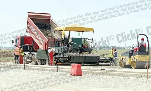 De la Centură şi până  la strada Popasului  s a turnat asfalt pe  un sens de circulaţie (Fotografii: Dorin Constanda/Magistrala5 ro) jpeg