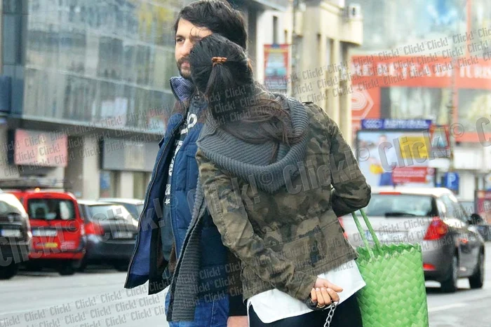 Cât l-a aşteptat pe Traian să ajungă la întâlnire, Aylin şi-a plimbat câinele (Fotografii: Cezar)