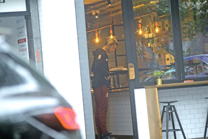 Fostul iubit al Elenei a fost surprins de  fotoreporterii Click! la pizzeria din centrul Capitalei