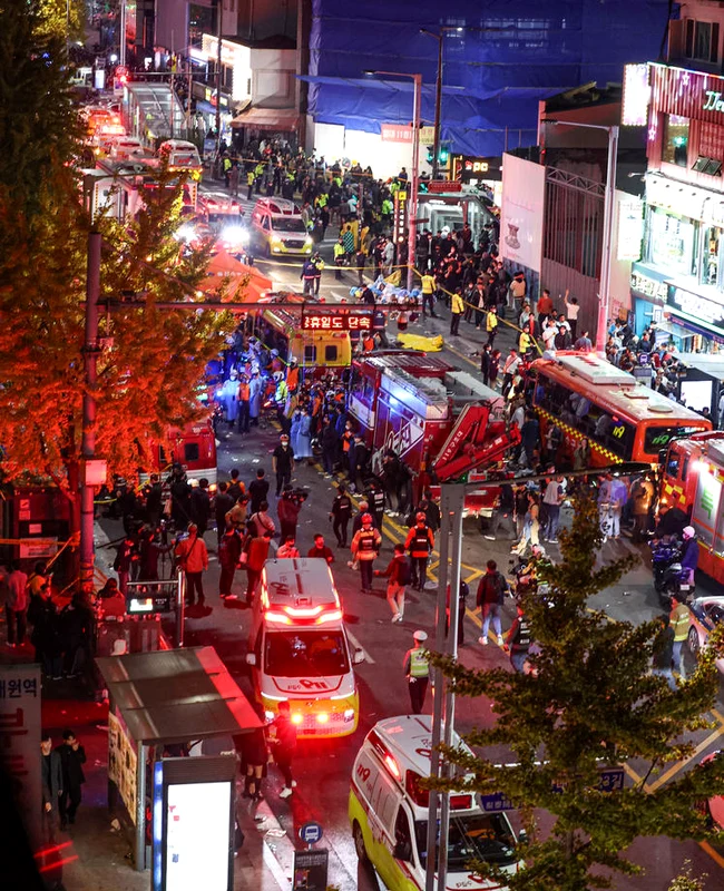 Incident cu zeci de oameni calcati in picioare de Haloween la Seul 29 oct 2022 FOTO EPA EFE (2) jpg