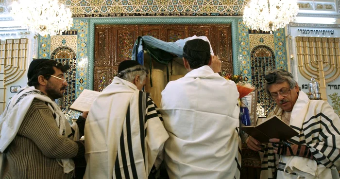 Evrei iranieni se roagă la sinagoga Yousefabad din Tehran. Iranul găzduieşte cea mai mare diasporă evreiască din Orientul Mijlociu.