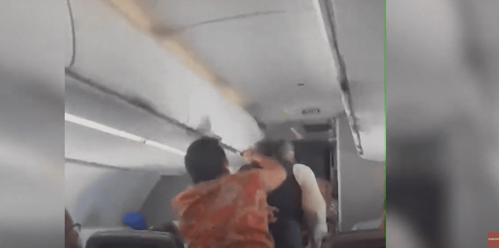Un pasager atacă cu violență un însoțitor de zbor și îi dă un pumn în cap VIDEO