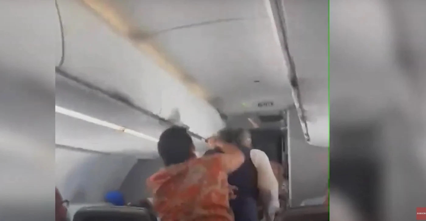 Pasagerul violent a atacat un însoțitor de zbor FOTO Captură video/YouTube