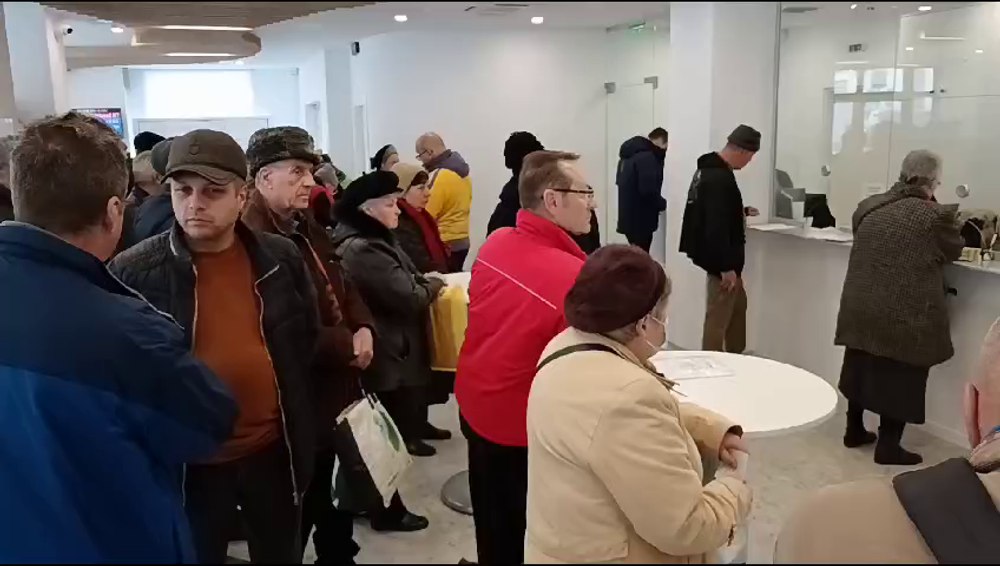 Cum vrea administrația unui oraș să elimine cozile de la ghișee. Rolul telefonului smart în acest demers VIDEO