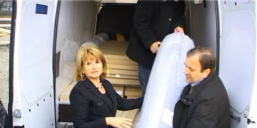 Maria Băsescu a adus ajutoare sinistraţilor din Şerbăuţi