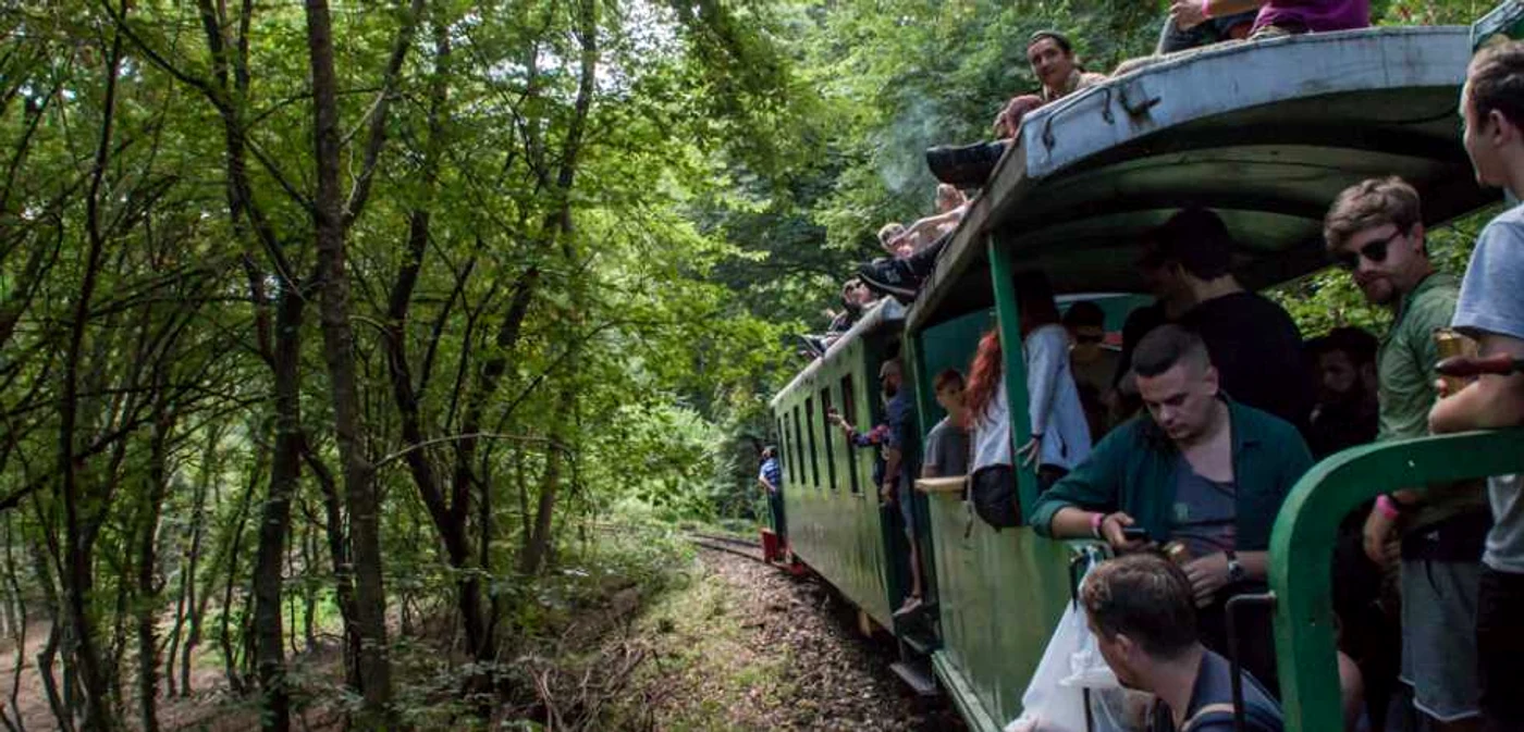 Nu de puţine ori tinerii se opreau din dansat pentru a imortaliza peisajele