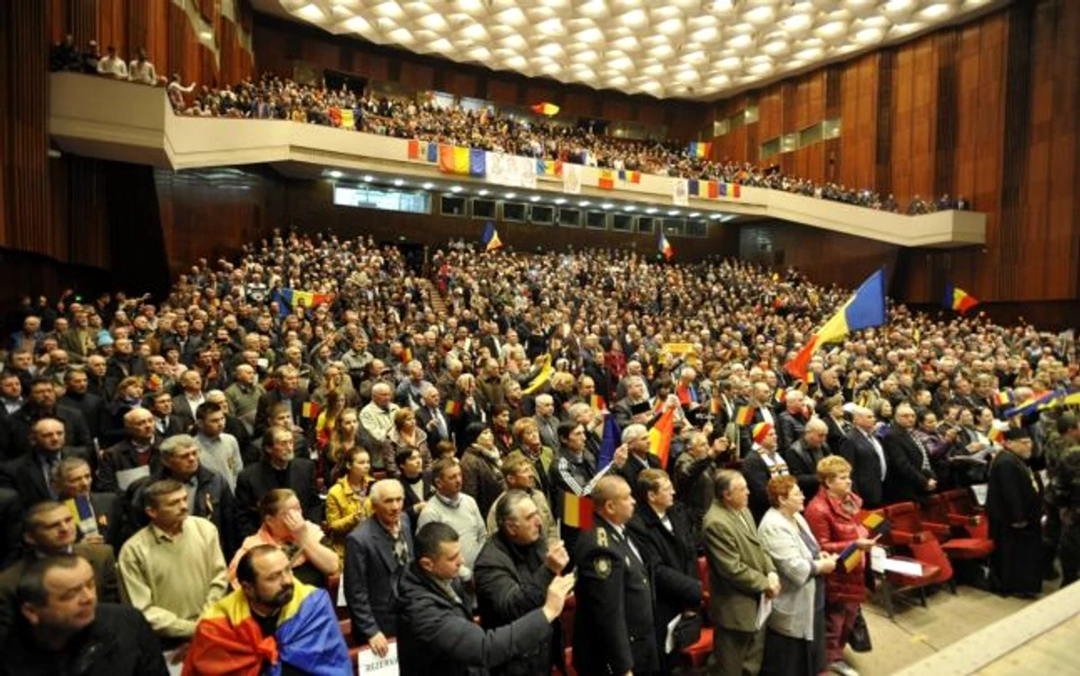 
    Peste 2.000 de oameni s-au strâns la Palatul Național, pentru a asista la Congresul de constituire a Sfatului Țării 2foto: Arhiva Personală  