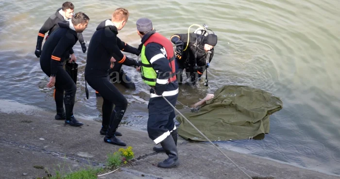 Cadavrul victimei a fost scos doar cu scafandrii de la ISU Dolj    (FOTO: Mugurel Manea)