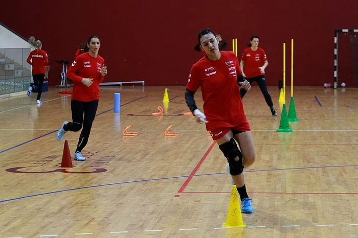 Cristina Neagu își protejează genunchiul drept cu o apărătoareFoto: Marian Burlacu