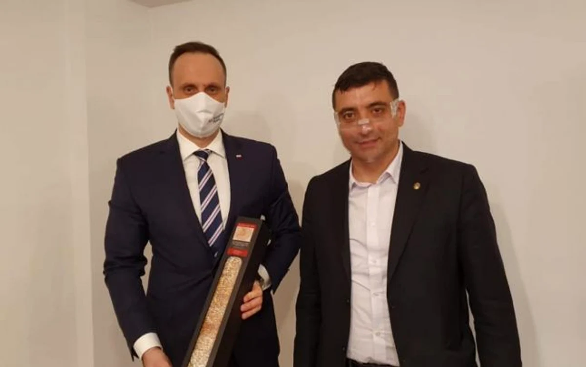 George Simion îi oferă unui politician polonez o hartă a României Mari. FOTO: Facebook George Simion