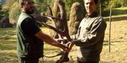 Vânătorii se laudă cu trofeele pe care le capturează în pădurile din Covasna. Foto: Arhivă