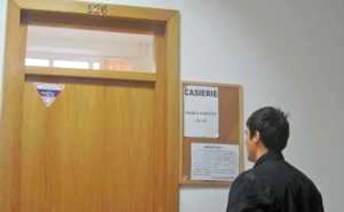 De ieri, studenţii nu mai pot achita taxele la casieria universităţii